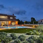 Villa Moki Mit Privatem Beheizbarem Pool - By Istrabook *