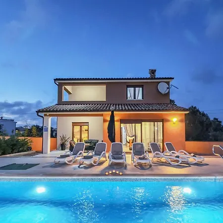 Moki Mit Privatem Beheizbarem Pool - By Istrabook