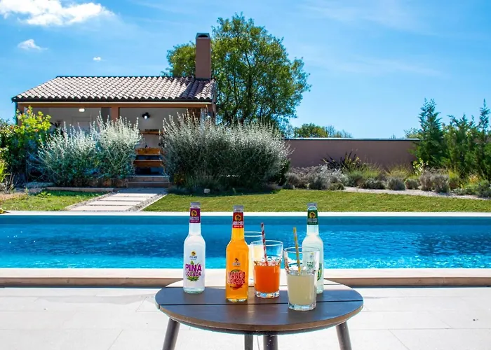 Moki Mit Privatem Beheizbarem Pool Villa Pula