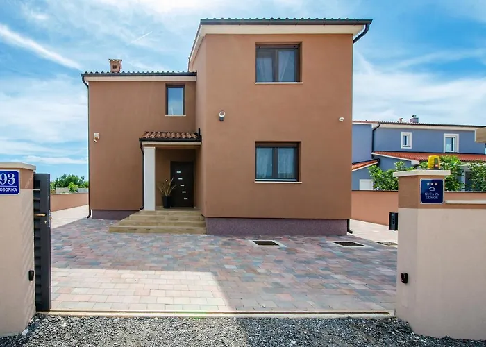 Moki Mit Privatem Beheizbarem Pool Villa Pula