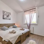 Moki Mit Privatem Beheizbarem Pool - By Istrabook * Pula