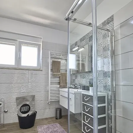 Moki Mit Privatem Beheizbarem Pool - By Istrabook Villa *